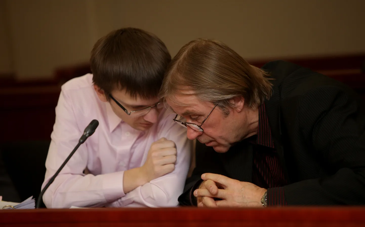 Võnnu keskkooli direktori Tiit Viileberg (paremal) kohtusaalis kaitsjaga aru pidamas.