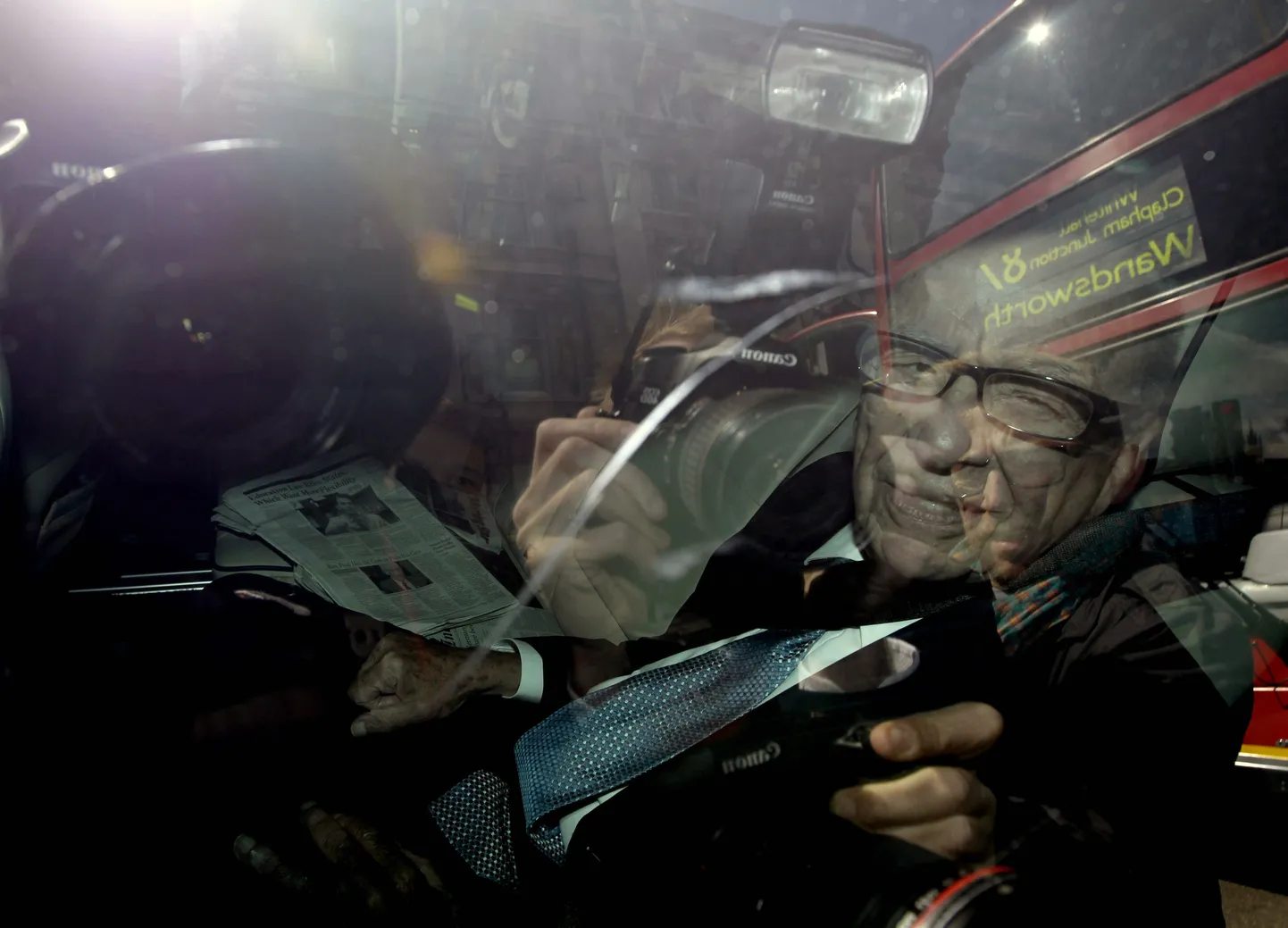 Meediamogul Rupert Murdoch pildistatud täna Londonis autos. Murdoch koos poja  James Murdochd täna astuma Briti parlamendikomitee ette nende küsimustele vastama.