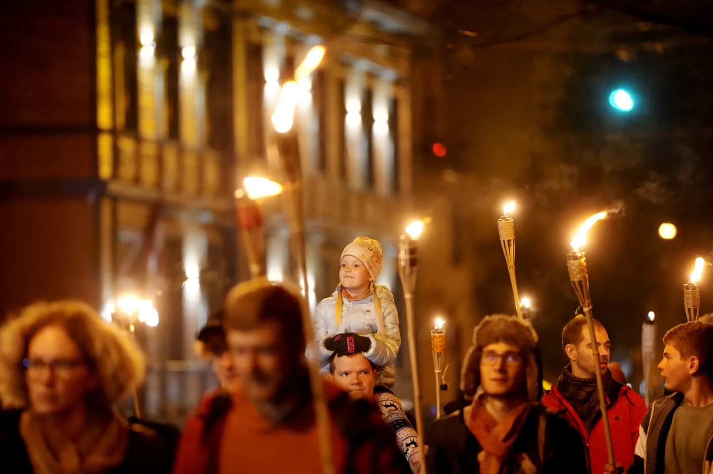 Lāčplēša dienai veltīts lāpu gājiens no Rīgas Brāļu kapiem līdz 11. novembra krastmalai.