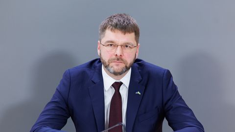 Jevgeni Ossinovski näitab, kuidas valitsus Kaimo Kuuske töölt vabastades skeemitab
