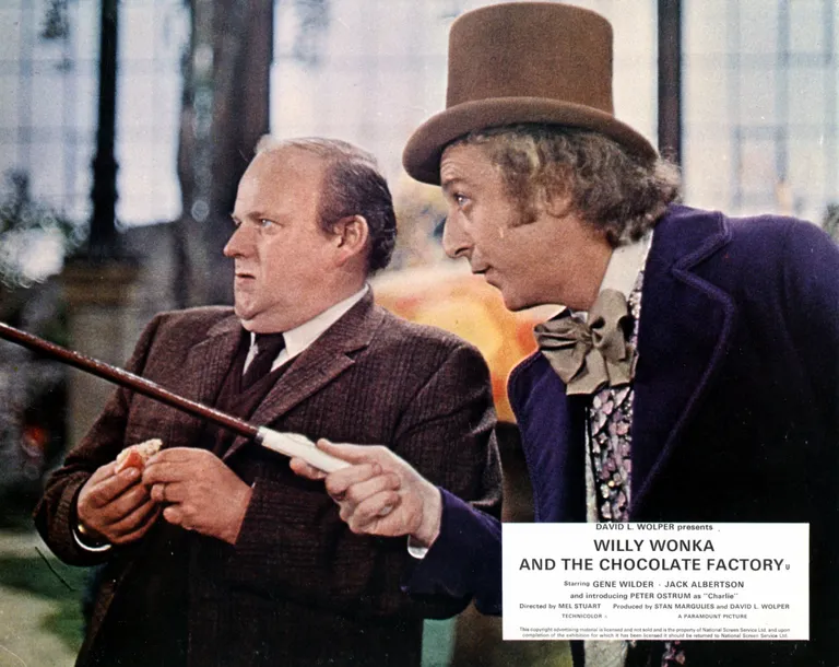 Kaader 1971. aasta filmist «Willy Wonka ja šokolaadivabrik». Pildil Roy Kinnear ja Gene Wilder (paremal)