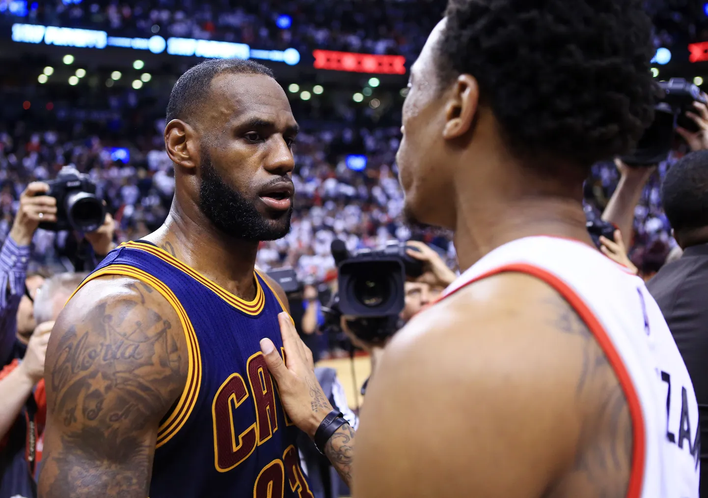 Lebron James võtab vastu DeMar DeRozani õnnitlused