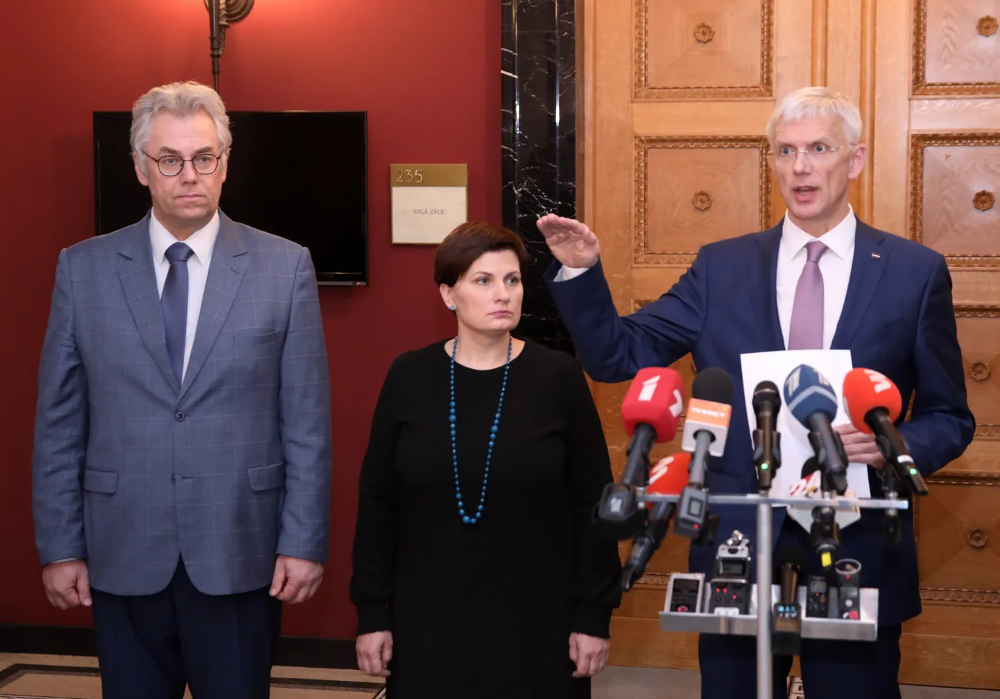 Slimību profilakses un kontroles centra Infekcijas slimību riska analīzes un profilakses departamenta direktors Jurijs Perevoščikovs (no kreisās), veselības ministre Ilze Viņķele un Ministru prezidents Krišjānis Kariņš piedalās preses konference pēc valdības ārkārtas sēdes saistībā ar Covid-19 vīrusa izplatību Latvijā. 2020. gada martā.