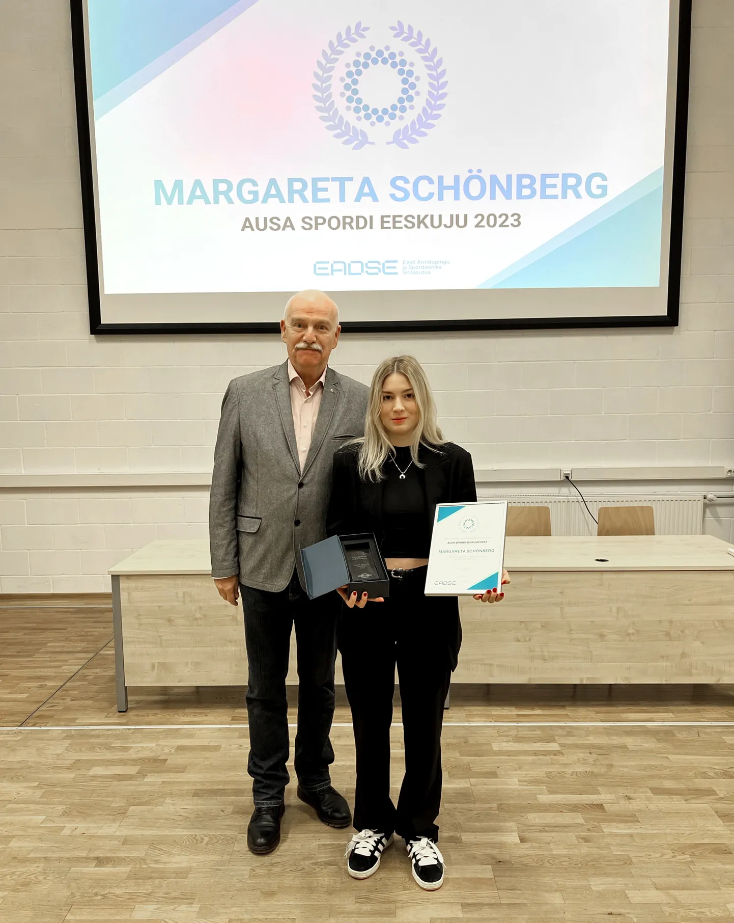 EADSE juhatuse liige Henn Vallimäe ja ausa spordi eeskuju 2023 Margareta Schönberg.