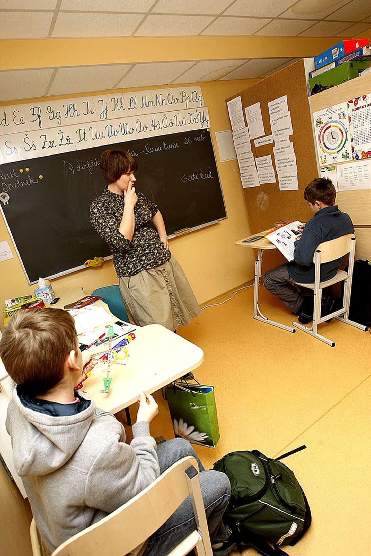 Masingu kooli klassiõpetaja Tuuli Tatomir hakkas teisipäeval Vanemuise ja Pepleri tänava nurgal endises noortekeskuses õhtupoolses vahetuses õppivate 4. klassi poiste Raidi ja Indrekuga koolipäeva kokku võtma: osa kodutööst oli tahvlil kirjas ja üht-teist poistel juba tegemisel.