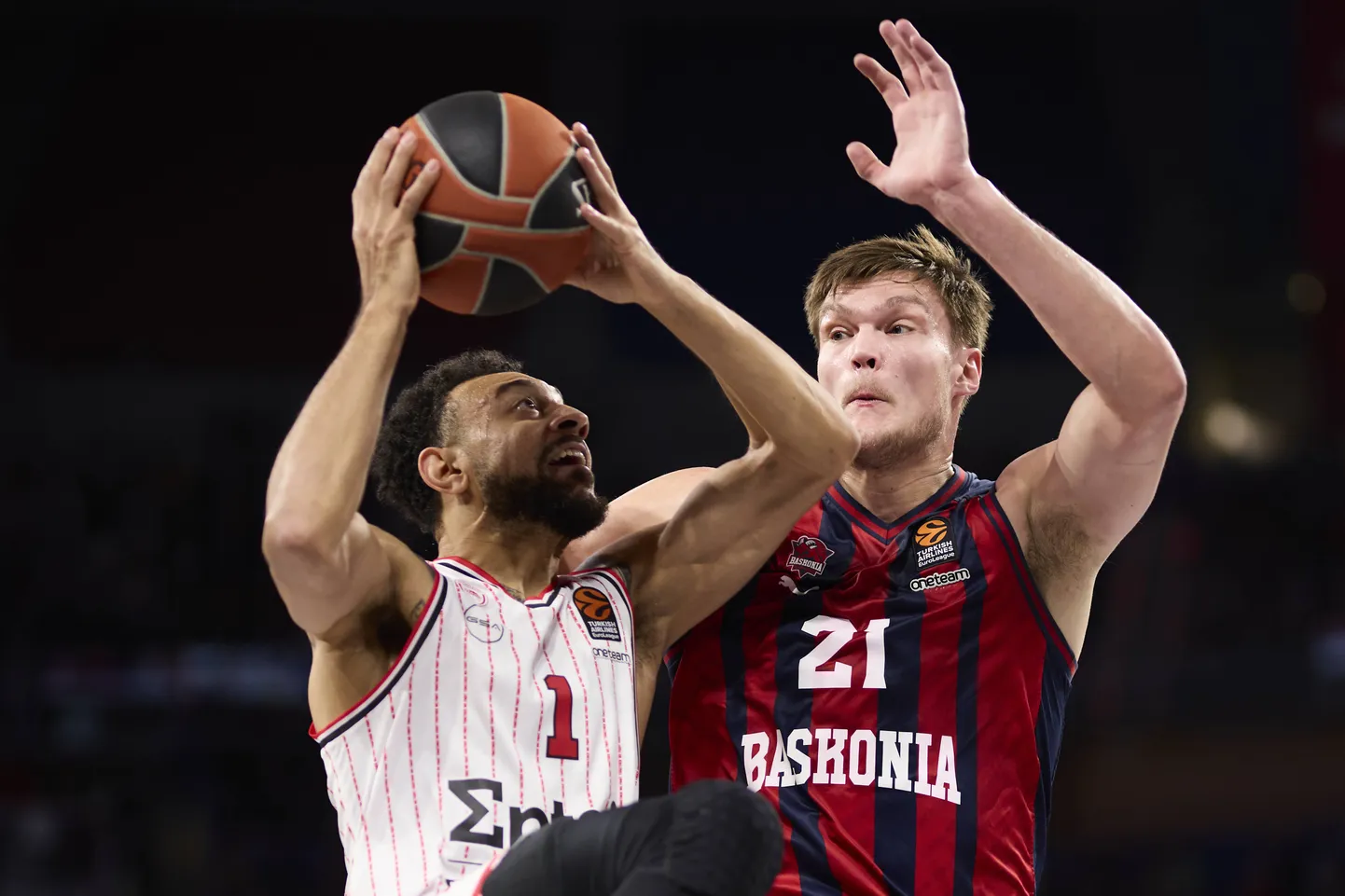 21. voorus Piraeusi Olympiacose vastu säranud Maik-Kalev Kotsar (paremal) piirdus Belgradis veidi enam kui kuue minutiga.