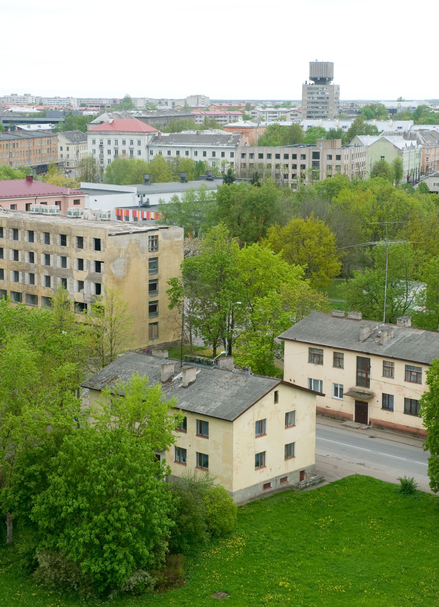 В Нарве есть и более дешевые хрущевки, и квартиры подороже - в девятиэтажных панельных и кирпичных домах, и в сталинских послевоенных.