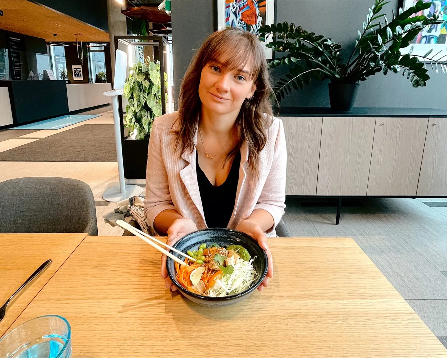 Elise mõnusat vegantoitu nautimas.