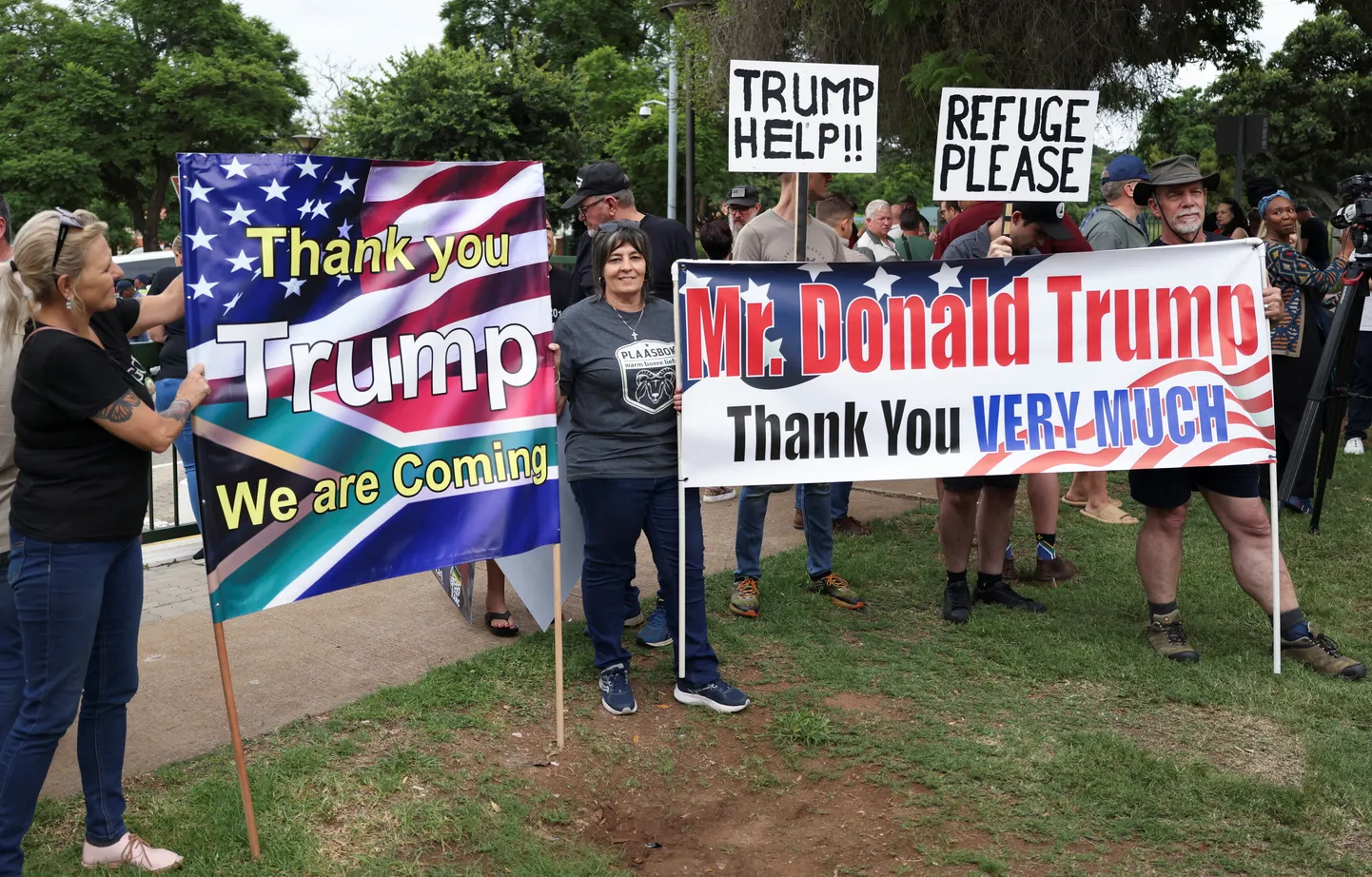 Afrikaanide meeleavaldus USA presidendi Donald Trumpi toetuseks Ameerika saatkonna juures Pretorias. 15. veebruar 2025.