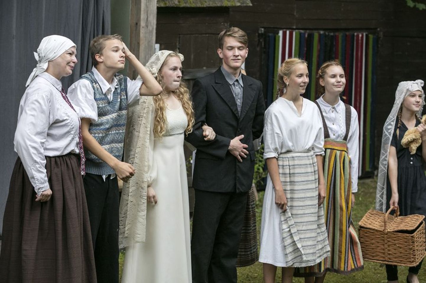 Jaak Kõdari ja Silvia Soro näidendis «Riia linna advokaat» lõi kaasa hulk noormehi ja tütarlapsi.