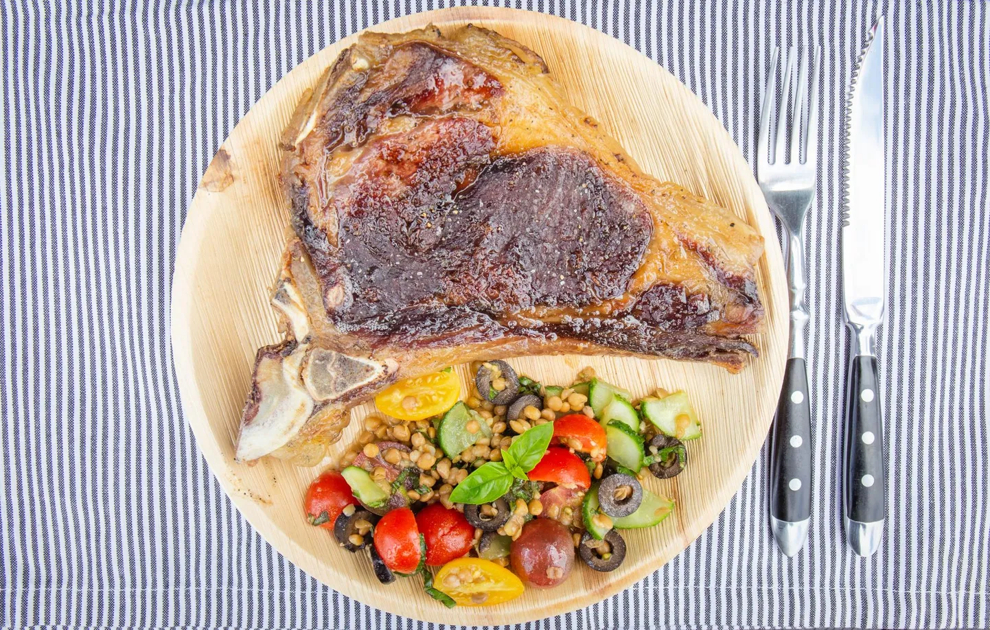 Kuivlaagerdunud antrekoodilõik kondiga, lisandiks läätsesalat.
FOTO: Kristjan Teedema
