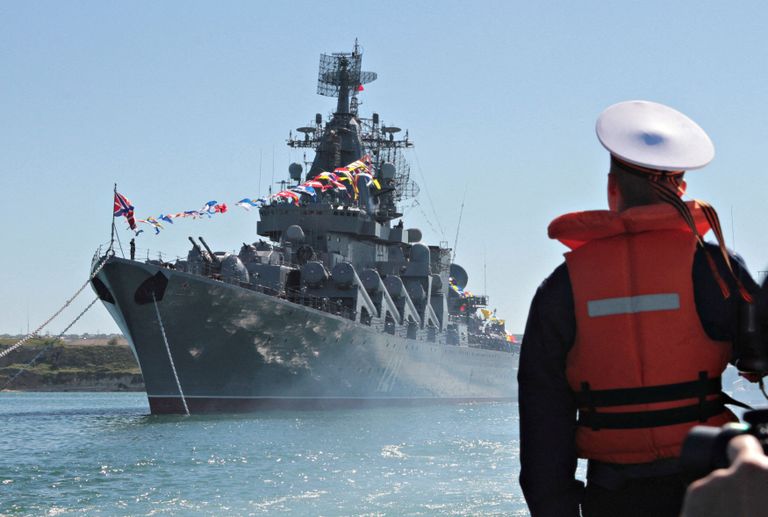 Российский ракетный крейсер «Москва» в украинском порту Севастополь. 2013 год. 
