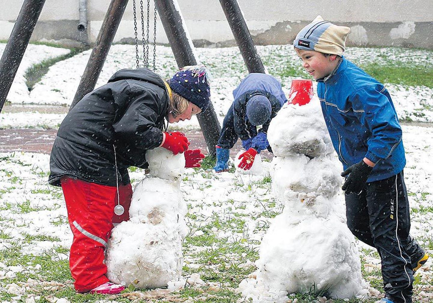Männimäe lasteaia lapsed kasutasid ära peaaegu kogu hoovis oleva lume, et sellest memmesid vormida.