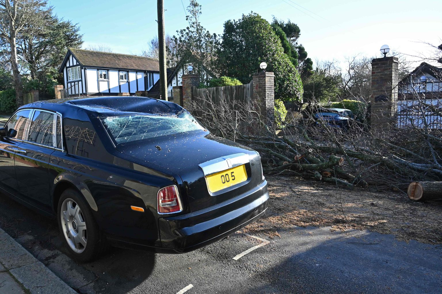 Anglijā vētras nolauzts koks uzgāzies Rolls-Royce Phantom