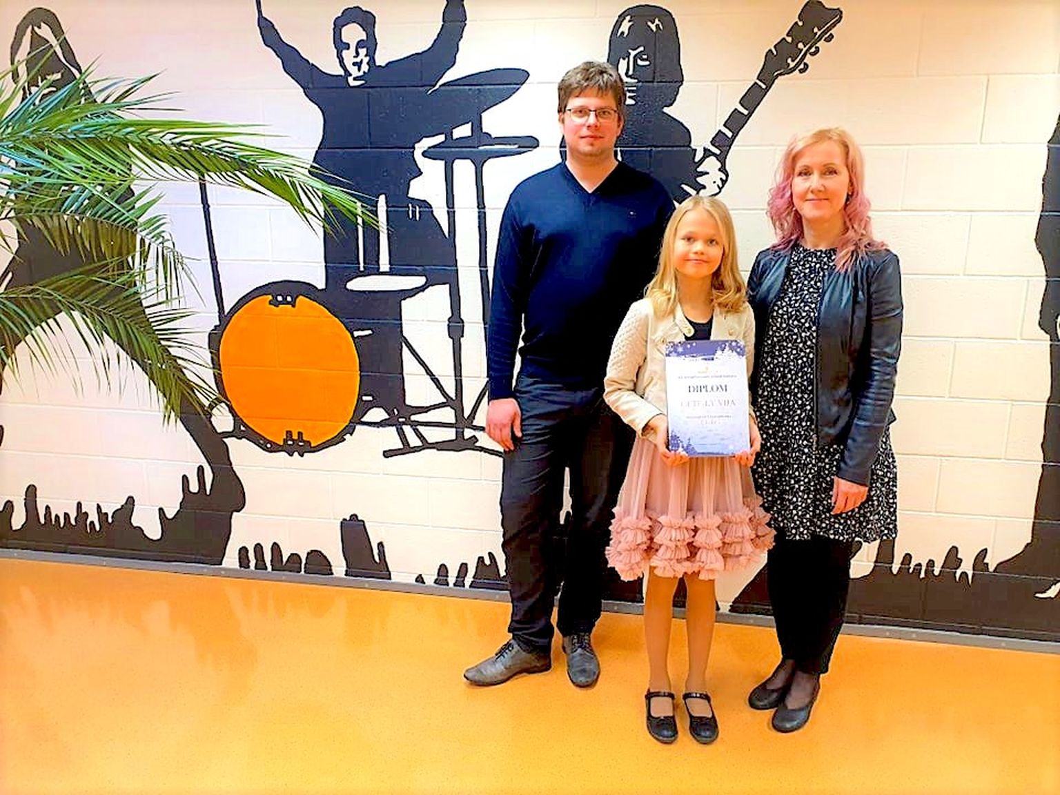 Gete-Ly Vija koos oma juhendaja Margot Suure ja kontsertmeister Jürgen Järvpõlluga.
