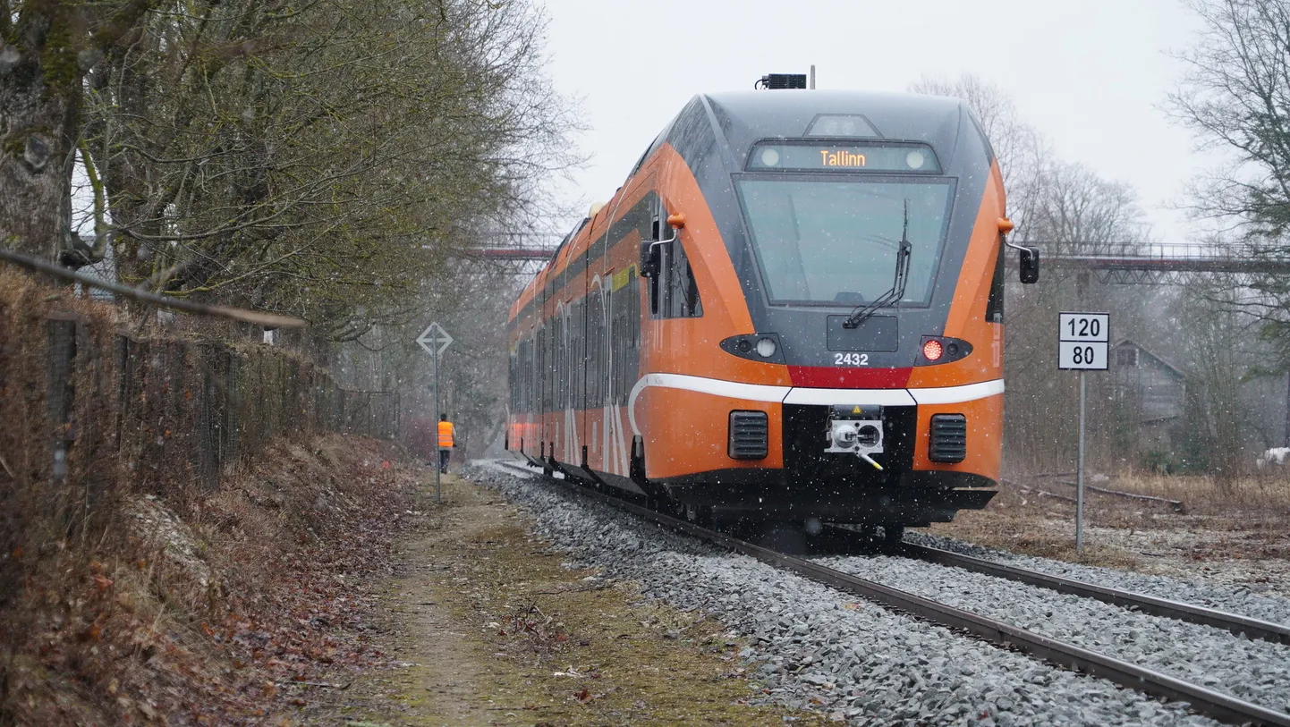 Reisirongid on silmatorkavalt oranžid ja nende ülevärvimine pole sugugi odav töö.