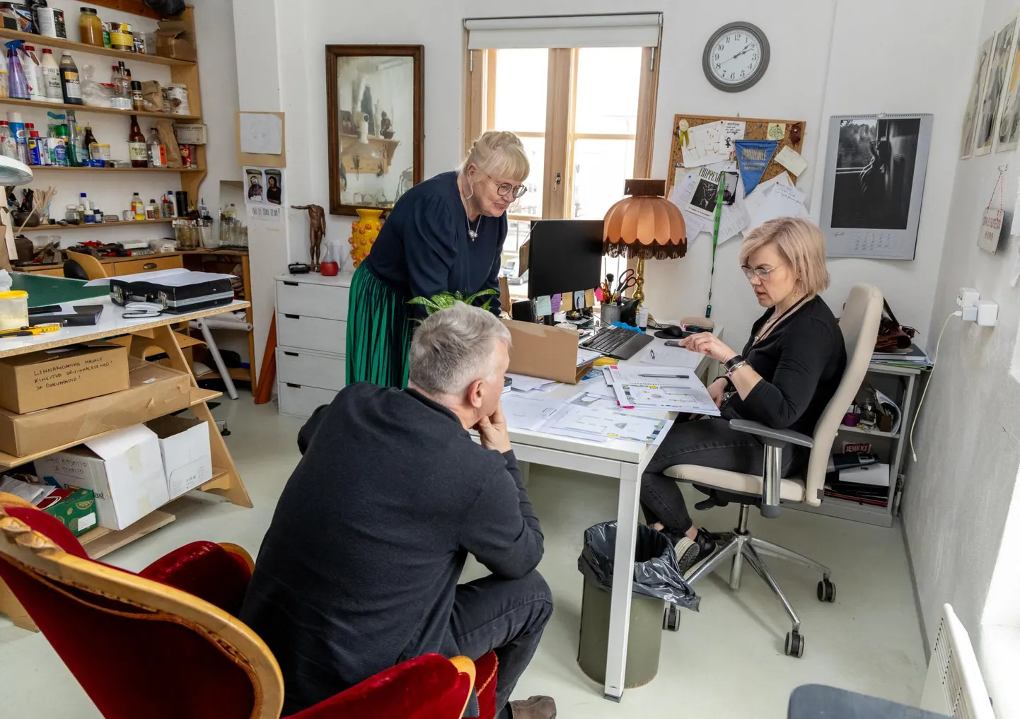 Muuseumis käib elav arutelu uue püsinäituse teemal: (pildil seljaga) kuurordiuurija Tiit Kask, muuseumijuht Aet Maatee (vasakul) ja koguhoidja Triin Tammann.