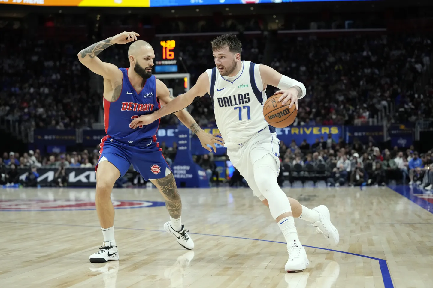 Evan Fournier (vasakul) katmas Dallas Mavericksi tähtmängijat Luka Doncicit (paremal).