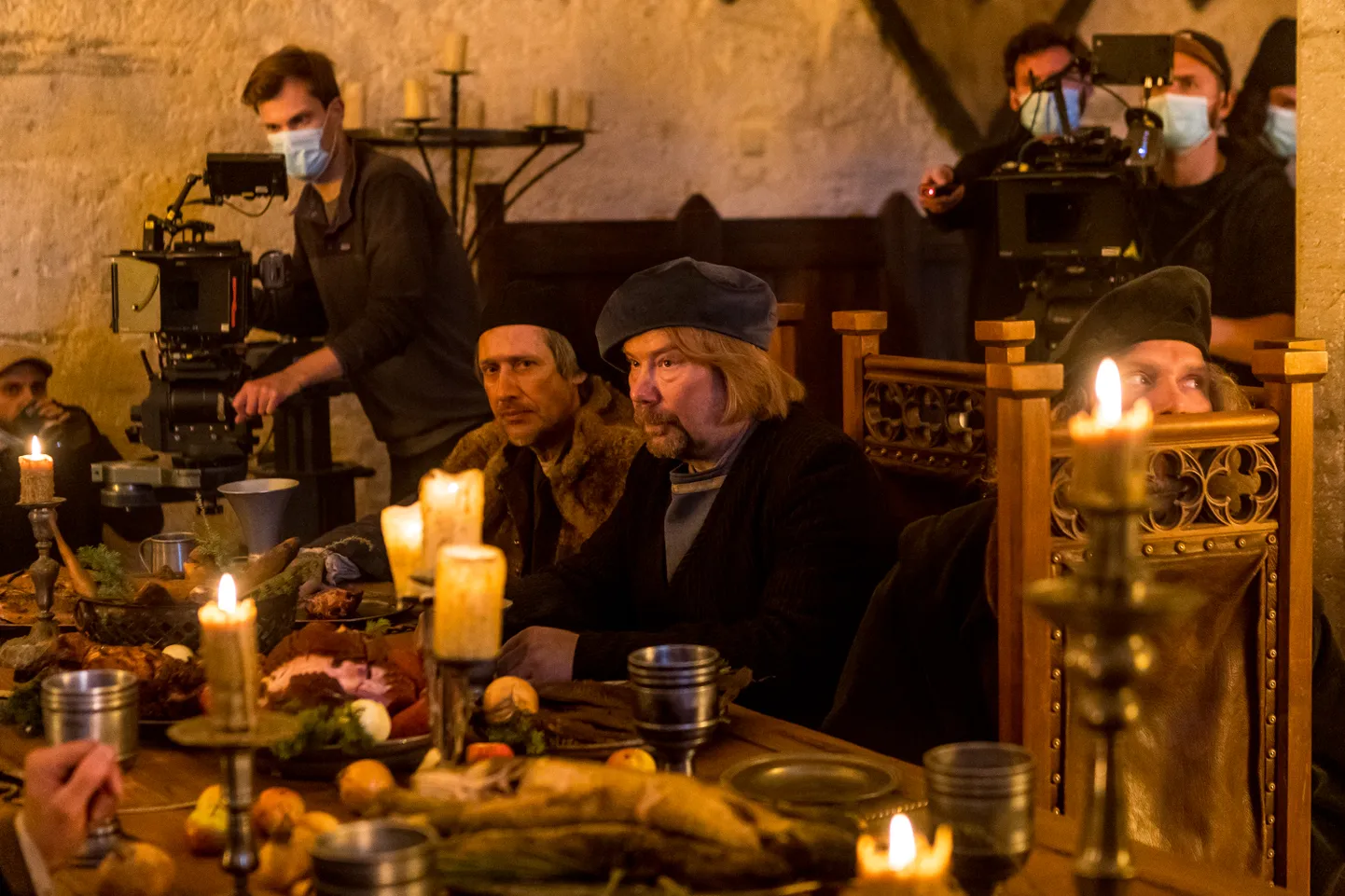 PIDUSÖÖK: Saarlastest lõid Melchiori filmis teiste seas kaasa Boriss Šestakov, Mehis Tulk ja paremal üle tooliserva piiluv Mikk Rand.