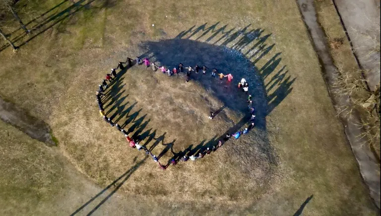 Sindis lõi südame moodustamisel kaasa 52 inimest.