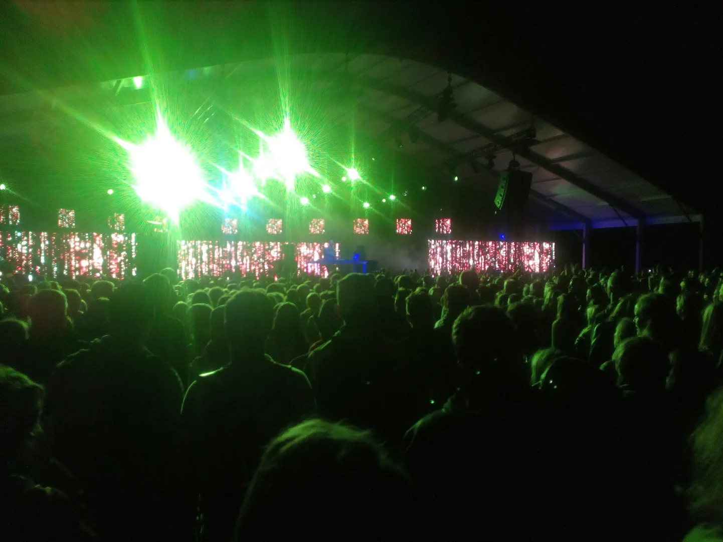 Intsikurmu festival. Esineb Noëp.