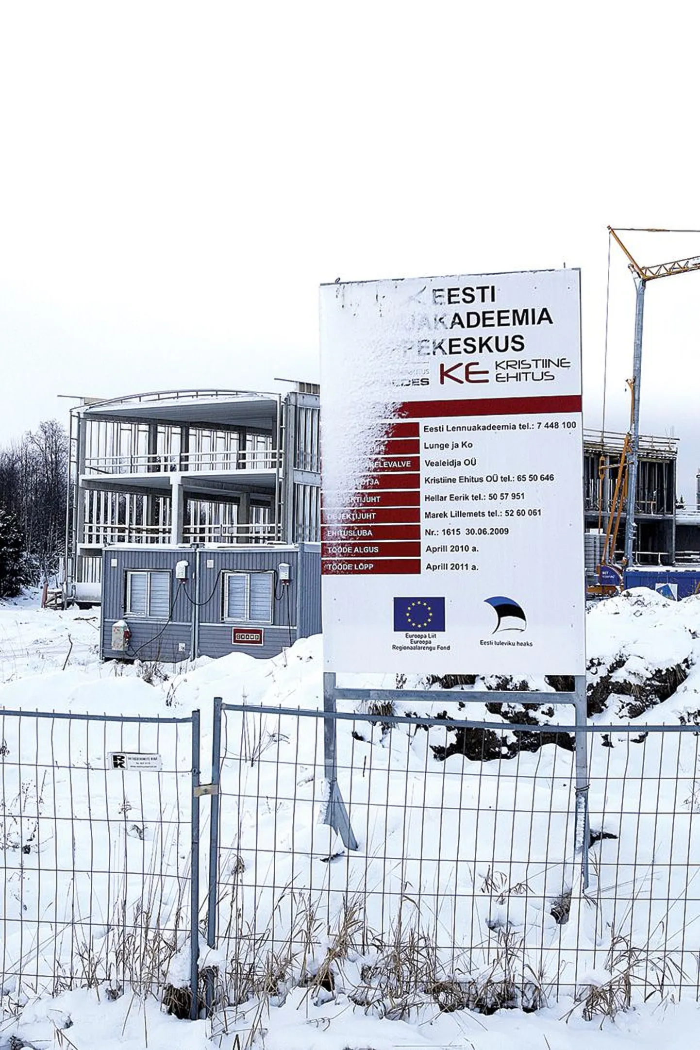 Ülenurmele Tartu lennujaama kõrvale kerkiva Eesti Lennuakadeemia õppekeskuse ehitusel valitses eile vaikus.