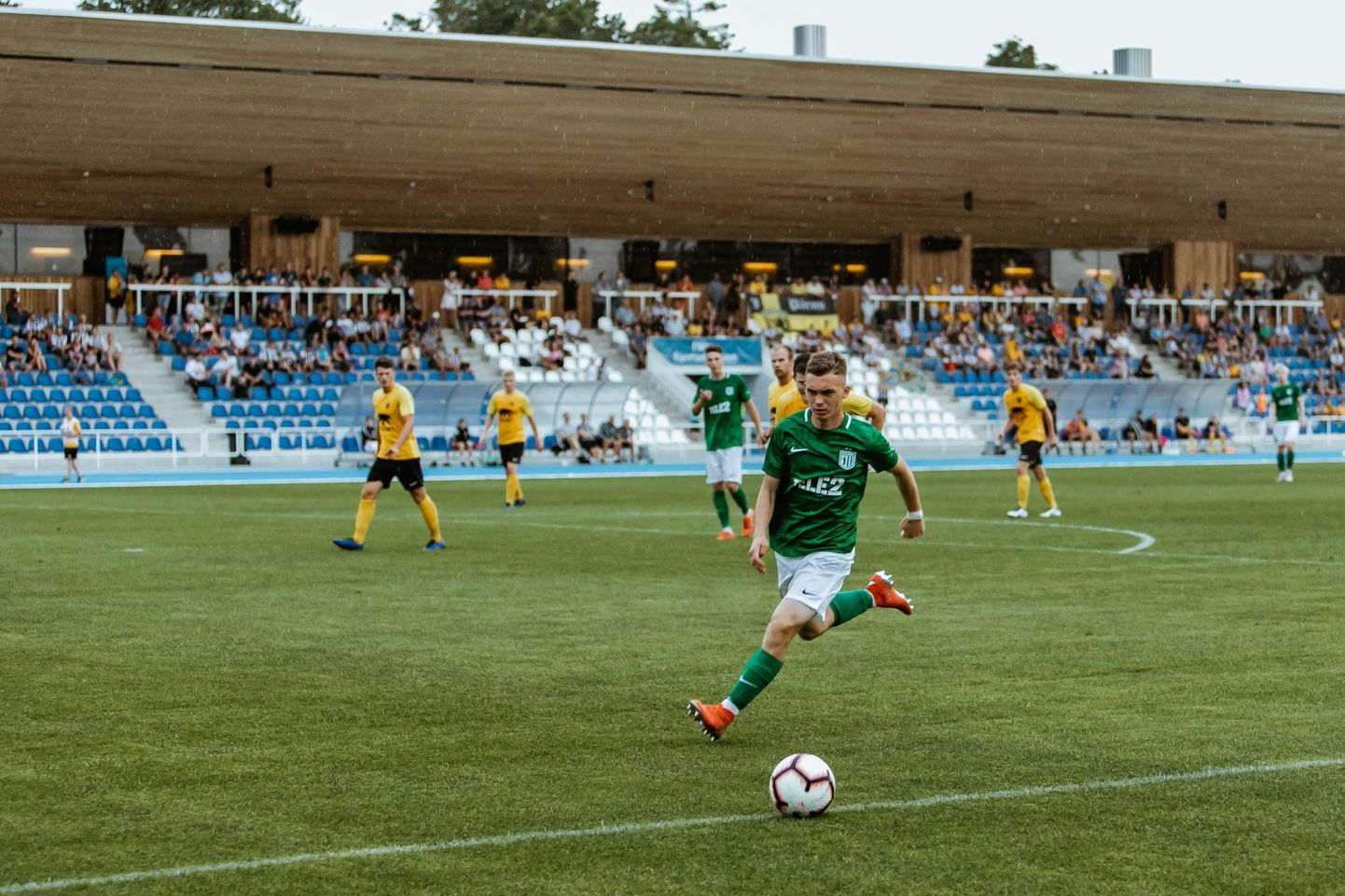 Aleksandr Šapovalov (esiplaanil) lõi kaks väravat ja FC Flora krooniti Pärnus Eesti meistriks. 
