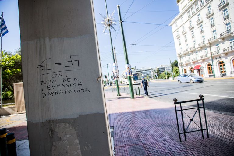 Esimest mundrikandjat näeb alles pärast kümneminutilist jalutuskäiku. Vasakul on graffiti, mis tõmbab paralleeli euro kui valuuta ja Natsi-Saksamaa haakristi vahele. 

10:50