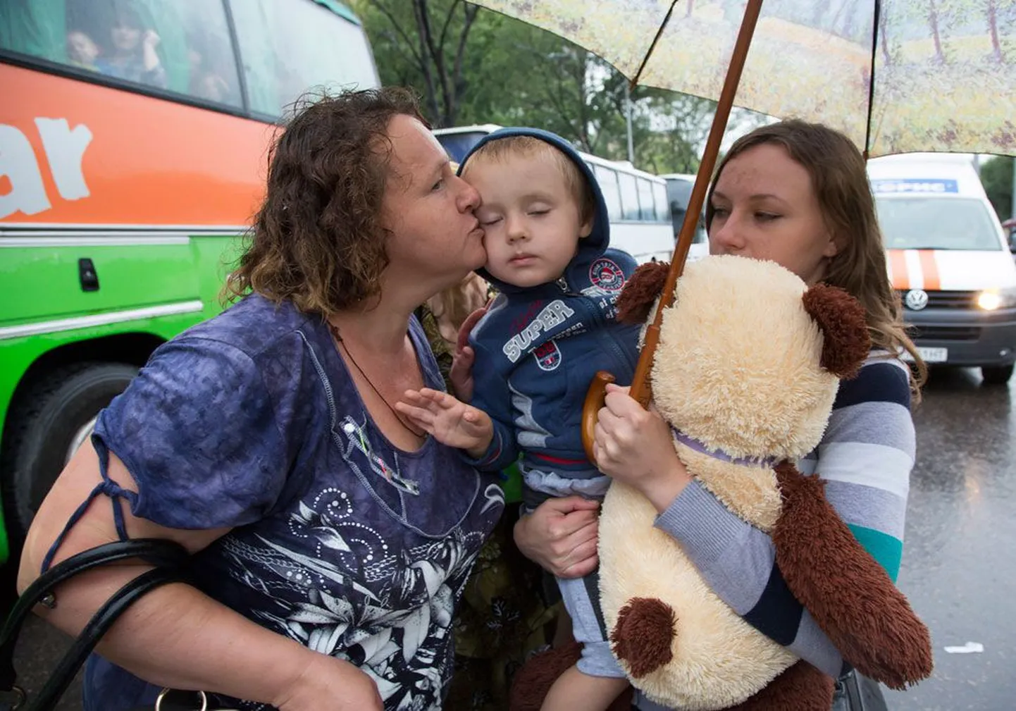 Беженцы в Донецке 14 июля 2014 года перед отправлением в Россию.