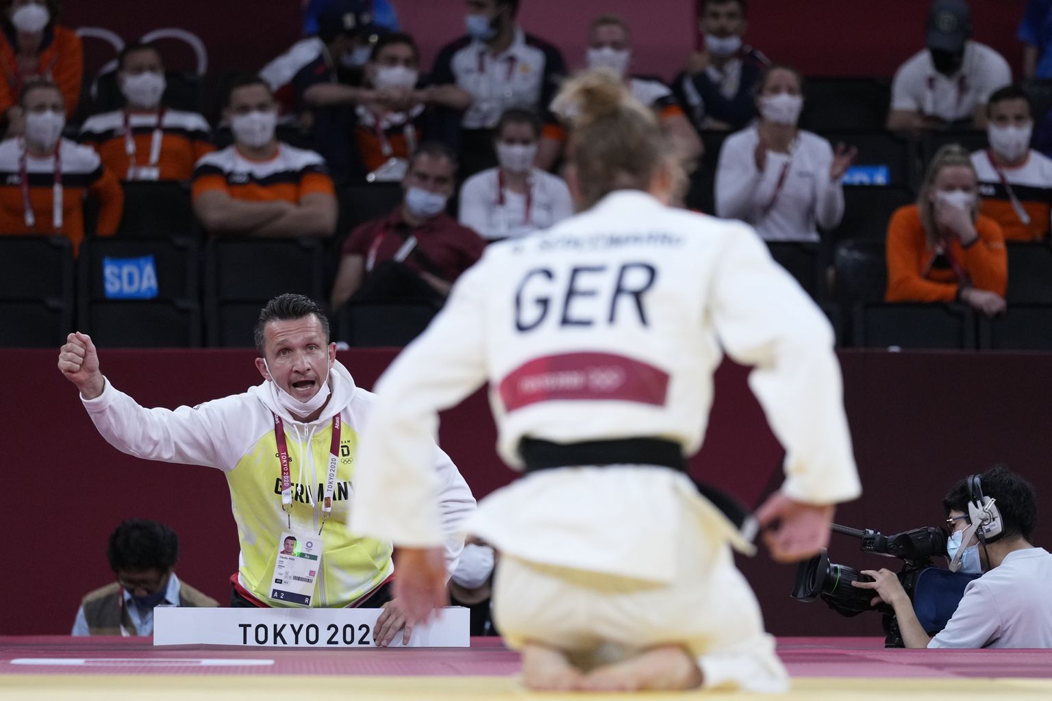 Saksa judotreener Claudiu Pusa (tagaplaanil) oma õpilasele kaasa elamas.
