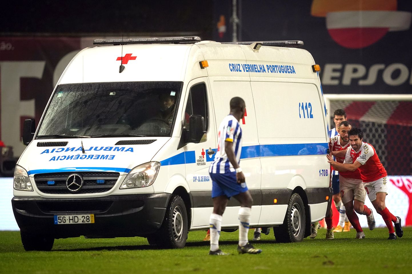 Braga ja Porto mängijad kiirabiautot lükkamas.