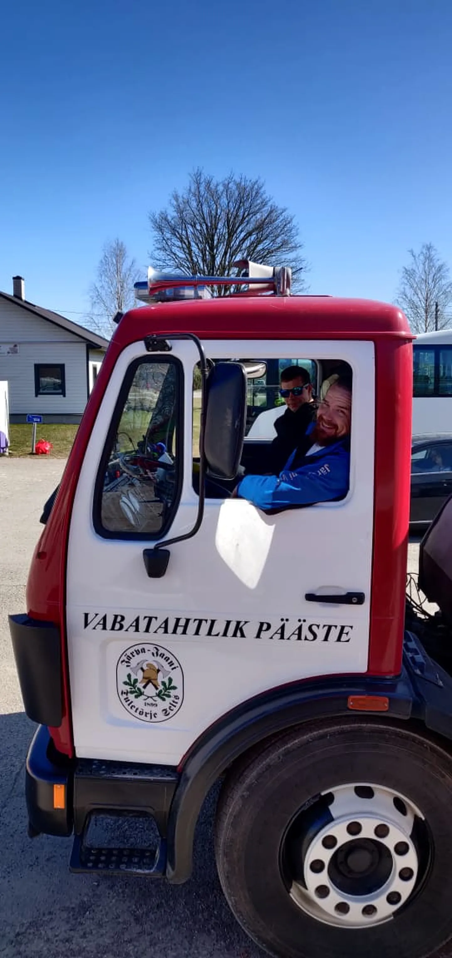 Järva-Jaani vabatahtlike tuletõrjujate lõkkepatrull hoidis eriolukorra ajal kevadel ümbruskonnal silma peal. Fotol on päästemasina roolis Arto Saar.