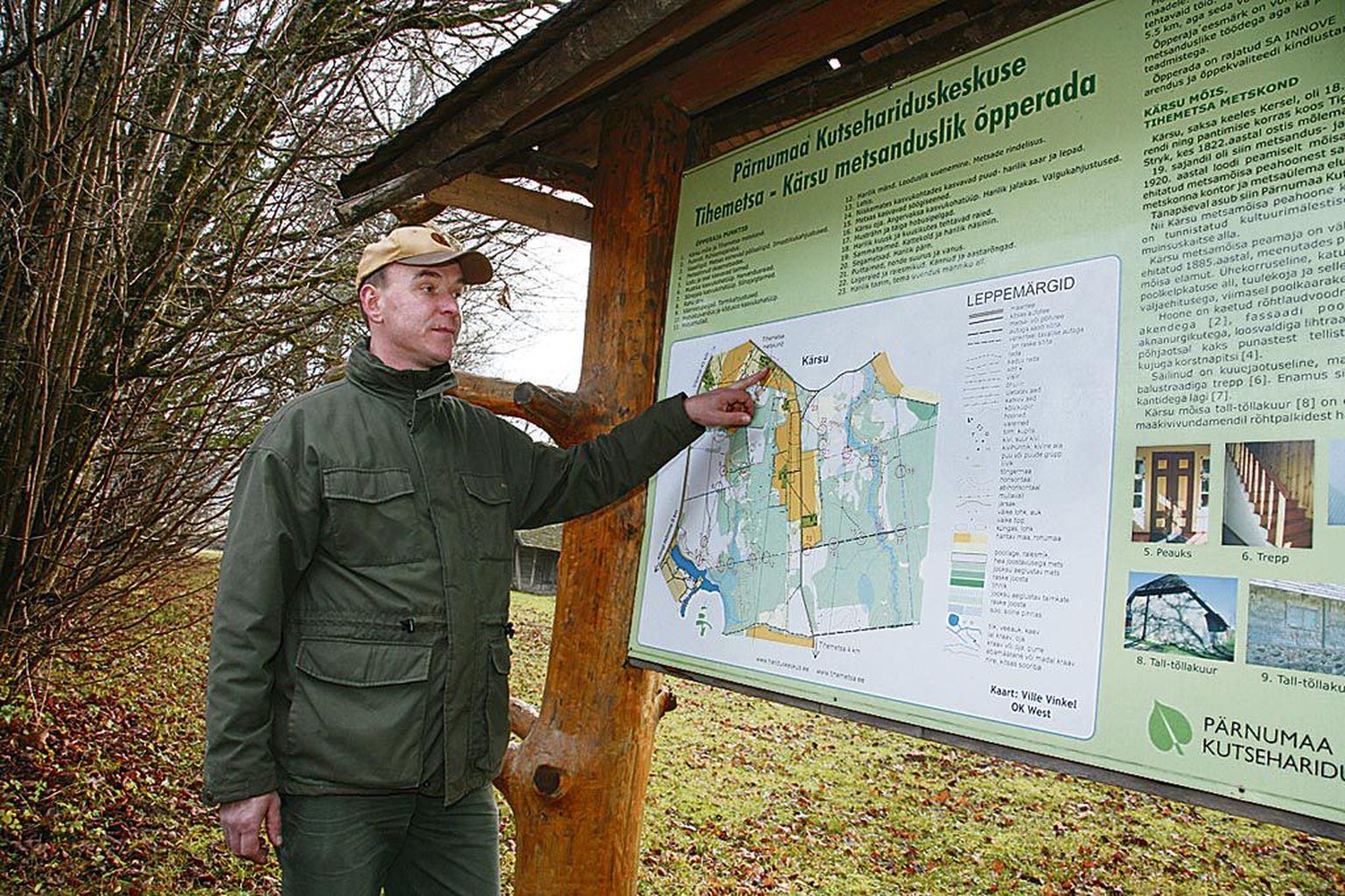 Pärnumaa kutsehariduskeskuse Tihemetsa metskonna metsaülem Väino Lill näitab Tihemetsa–Kärsu metsandusliku looduse õpperaja kaardil selle alguspunkti.