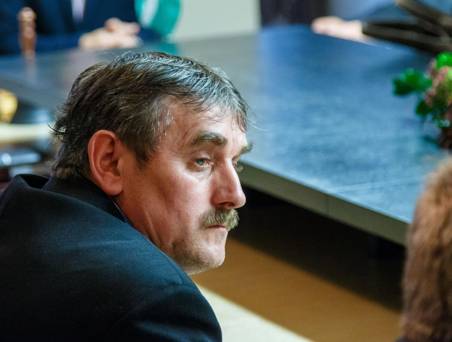 Valga vallavolikogu liige Vilju Arna ütles, et maksab osa oma tasust tagasi, ennemataks kahtlusi, et ta pole tegutsenud valla või firma huvides.