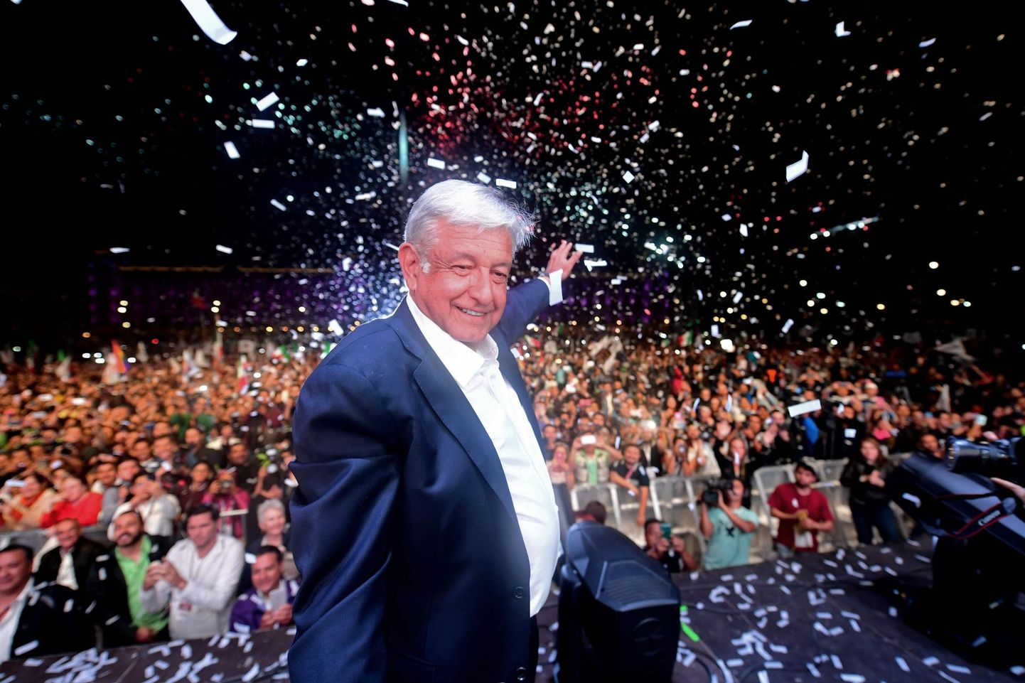 Mehhiko presidendiks valitud Andrés Manuel López Obrador tähistamas üleeile valimisvõitu koos oma poolehoidjatega Zócalo väljakul México kesklinnas. FOTO: Pedro Pardo/AFP/Scanpix