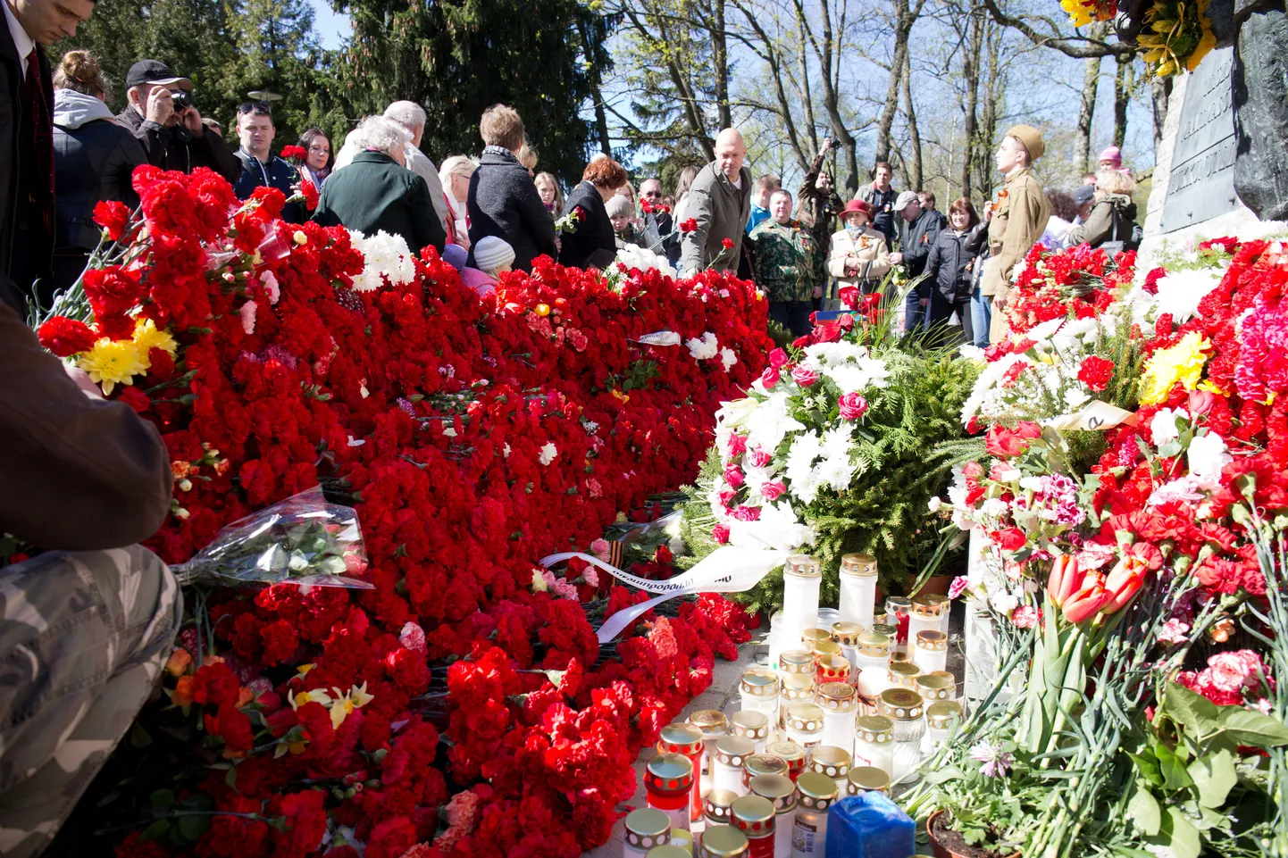 9. mai keskpäev kaitseväe kalmistul asuva pronkssõduri kuju juures.