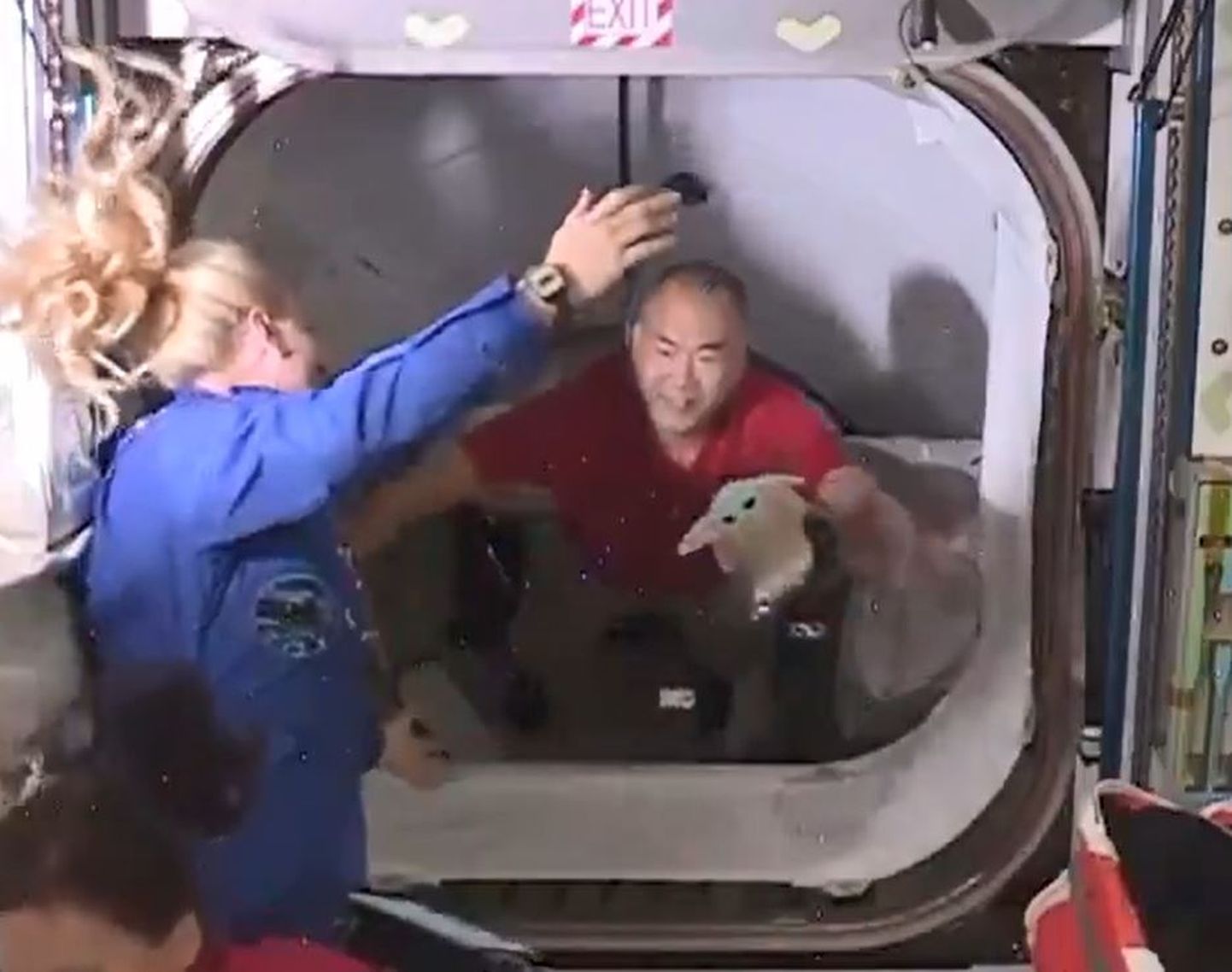 VÕIMAS! Baby Yoda lendas koos Ameerika astronautidega otse avakosmosesse