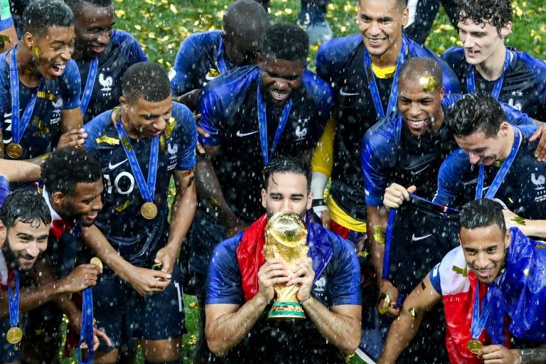 Prantsusmaa jalgpallikoondis võitu tähistamas.