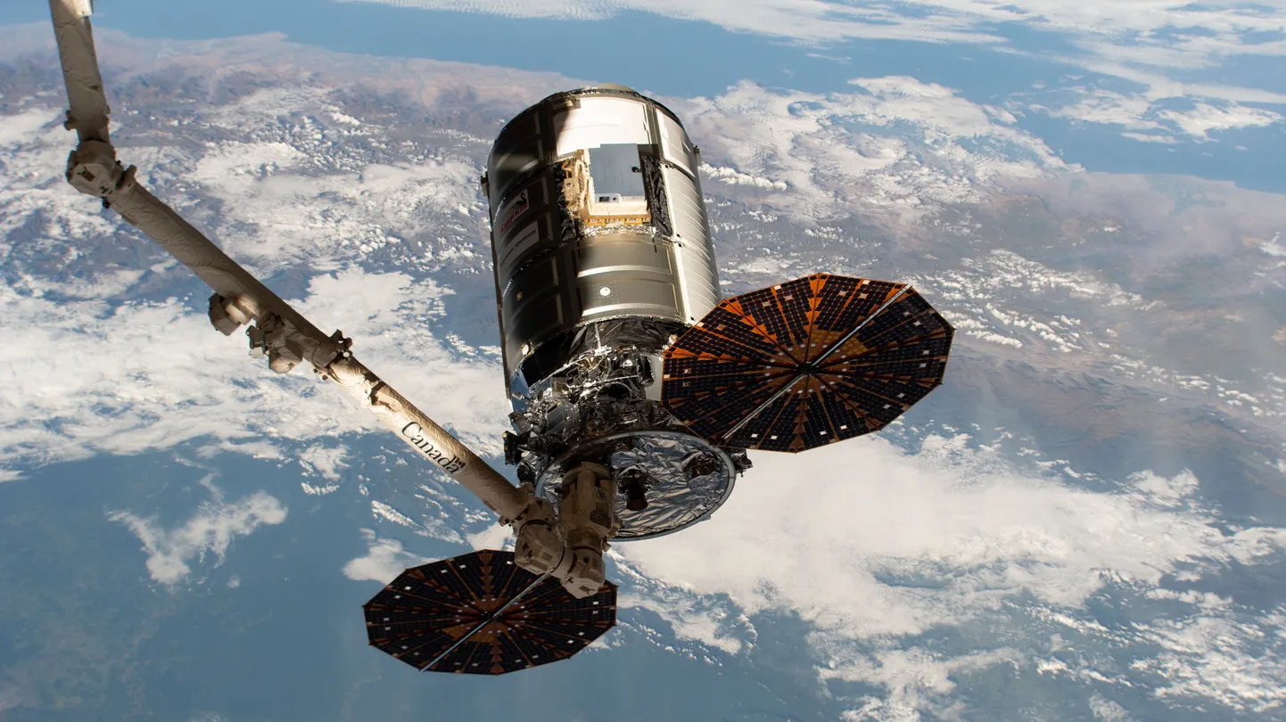Northrop Grummani Cygnus kosmoselaev mais 2020 ISSI robotkäe Canadarm2 küljes