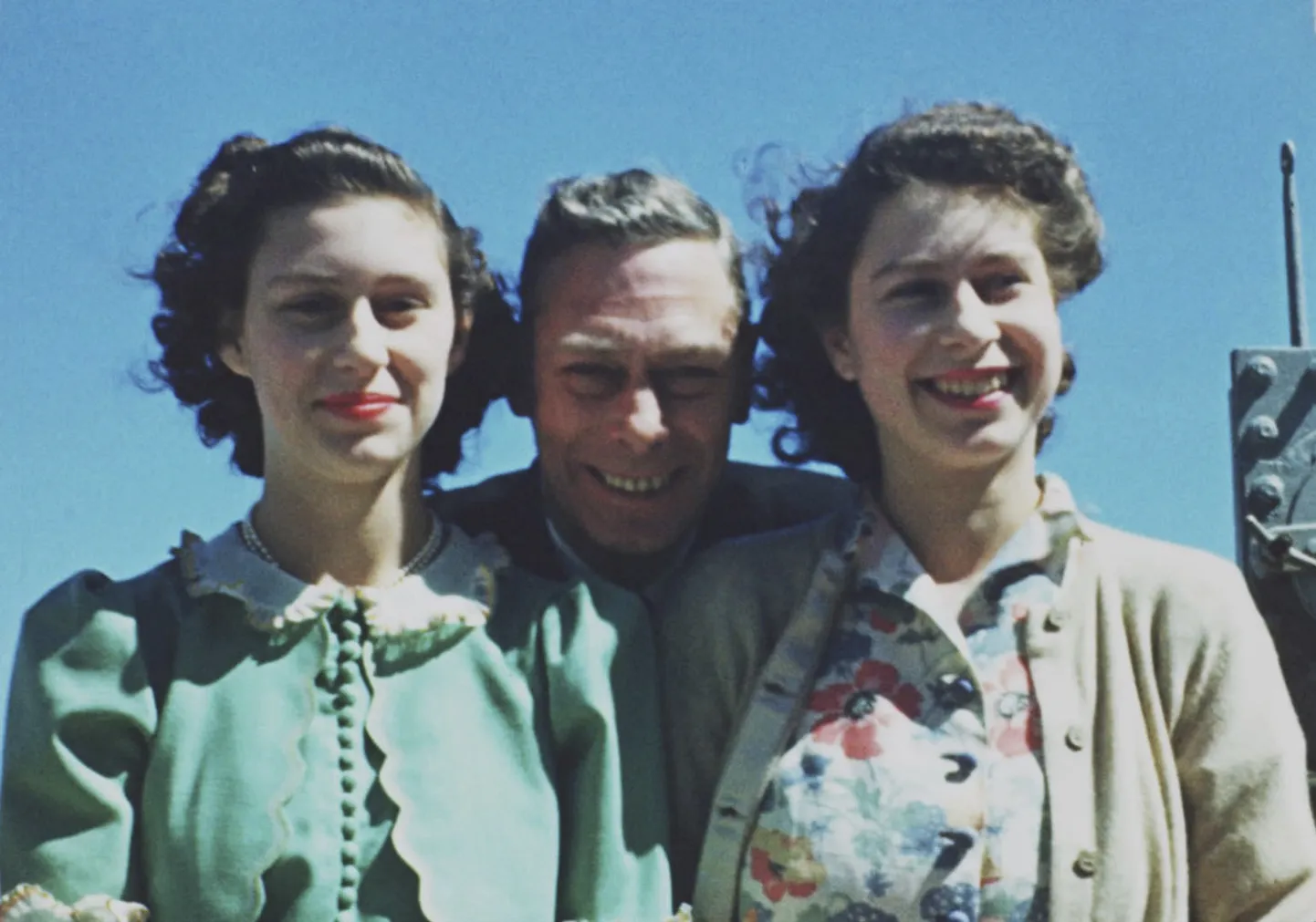 Printsess Margaret ja kuninganna Elizabeth II oma isa kuningas George VI-ga.