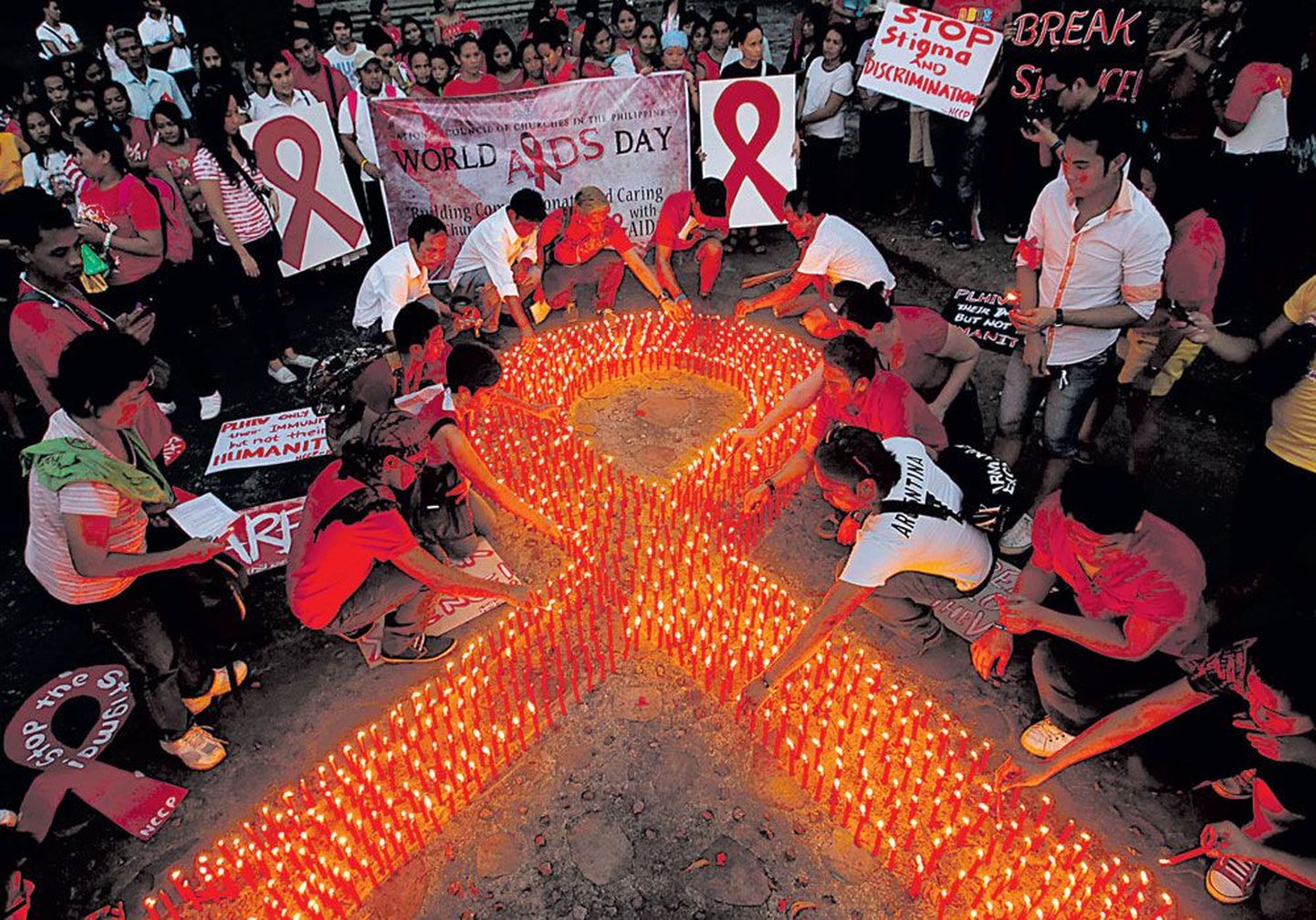 1 декабря во Всемирный день борьбы со СПИДом жители Филиппин зажгли свечи в поддержку тех, кто живет с этой болезнью.