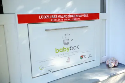 BabyBox, оно же - "окошко жизни" в больнице Мадоны.