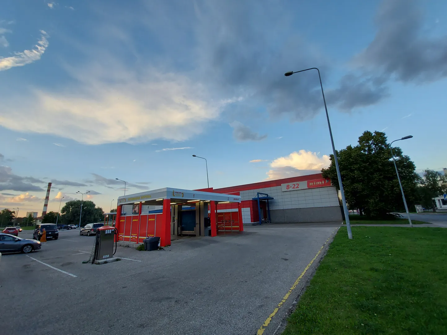 Öine kallaletung leidis aset Rebase Rimi parklas asuva autopesula lähedal.