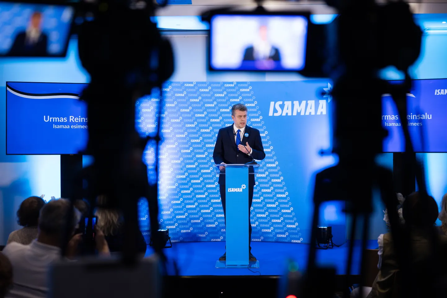 Урмас Рейнсалу выступает на съезде своей партии.
