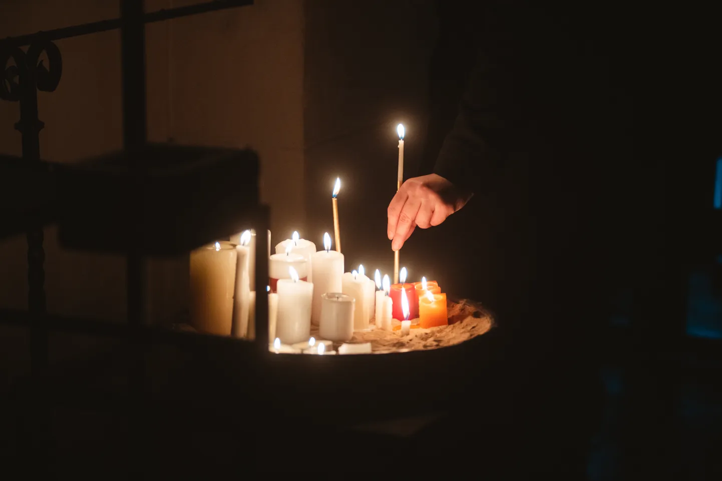 Tuvinieki, draugi un kolēģi Doma baznīcā atvadās no Džemmas Skulmes