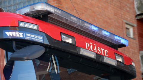 PÄÄSTEAMETI TEATED ⟩ Auto jäi langenud puu lõksu