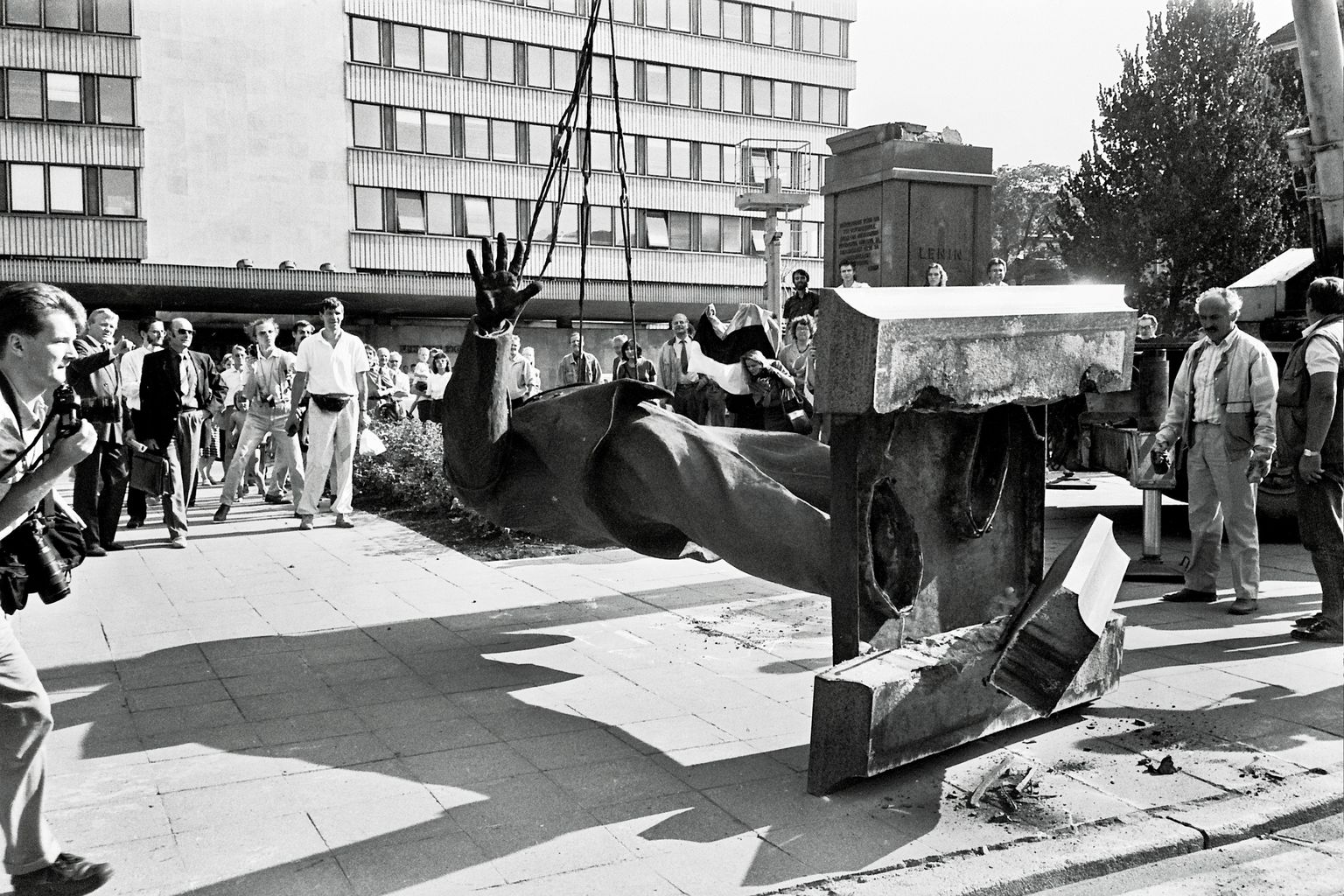 Lenini kuju mahavõtmine EKP hoone ees 23. augustil 1991.