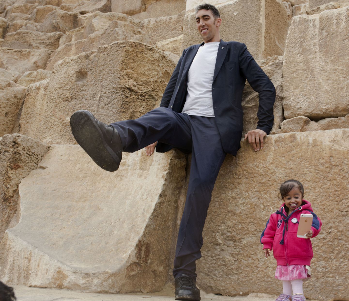 Maailma pikim mees türklane Sultan Kösen ja maailma lühim naine indialanna Jyoti Amge külastasid 26. jaanuaril 2018 koos Egiptuses Kairos Giza püramiide. Nad kohtusid taas 19. veebruaril 2024 USAs Californias