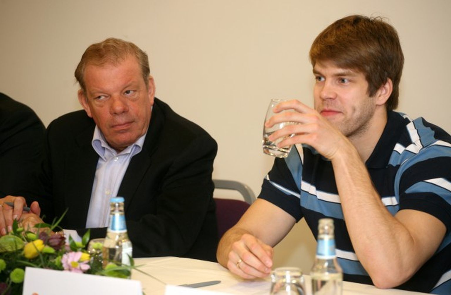 Latvijas hokeja federācijas prezidents Kirovs Lipmans (no kreisās) un Latvijas izlases spēlētājs Jānis Sprukts