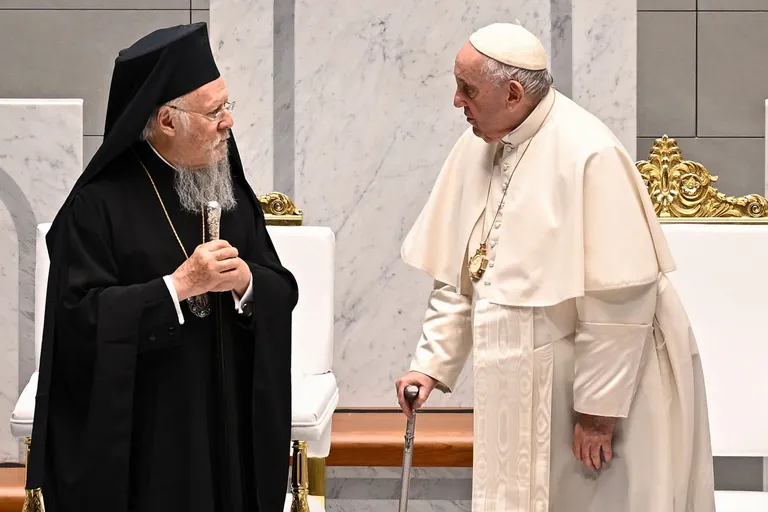 Экуменический патриарх константинопольский Варфоломей II и папа Франциск в день совместной молитвы о мире в кафедральном соборе Бахрейна, ноябрь 2022.